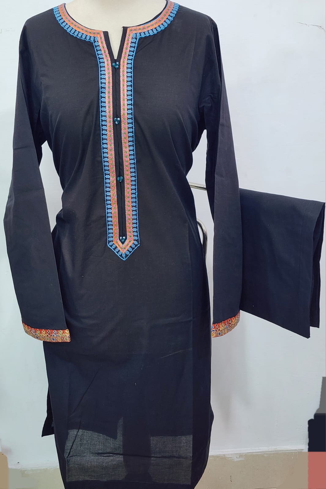 La Reine Stitched Embroidered 2Pc