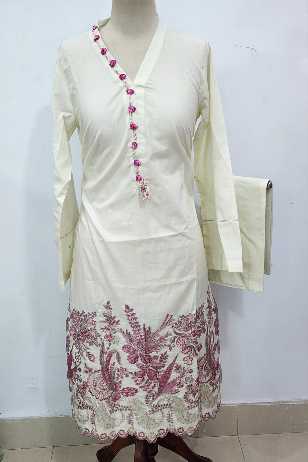 La Reine Stitched Embroidered 2Pc